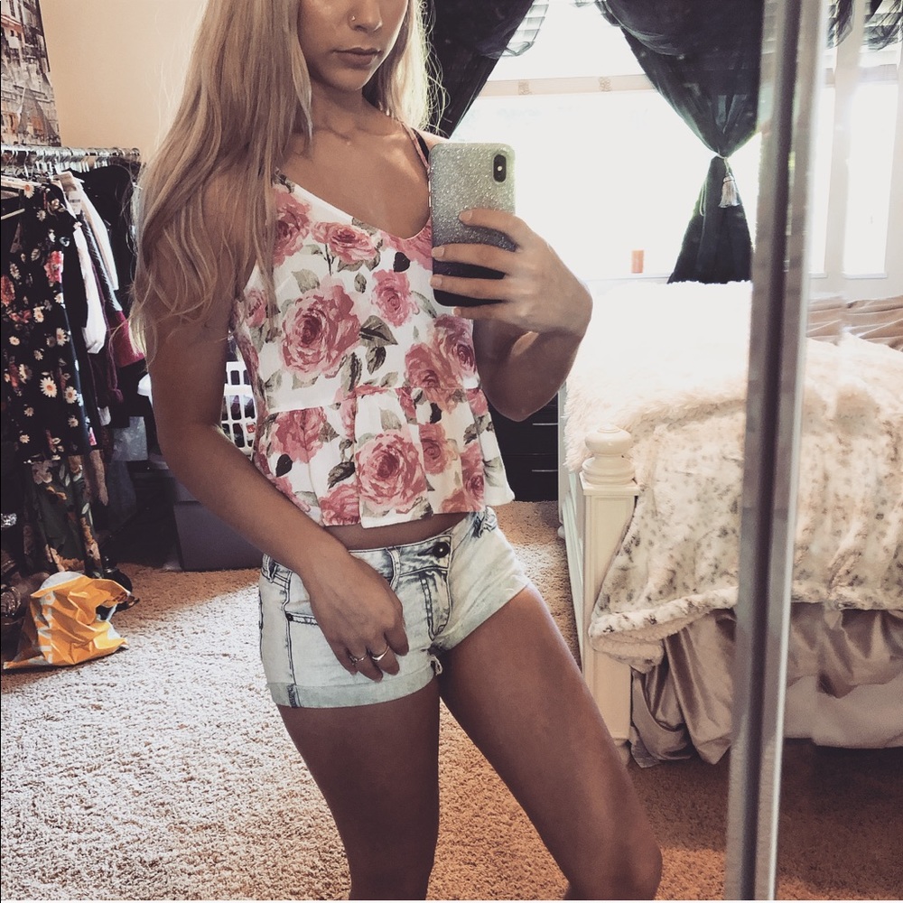 Short shorts - Picture 2 of 4